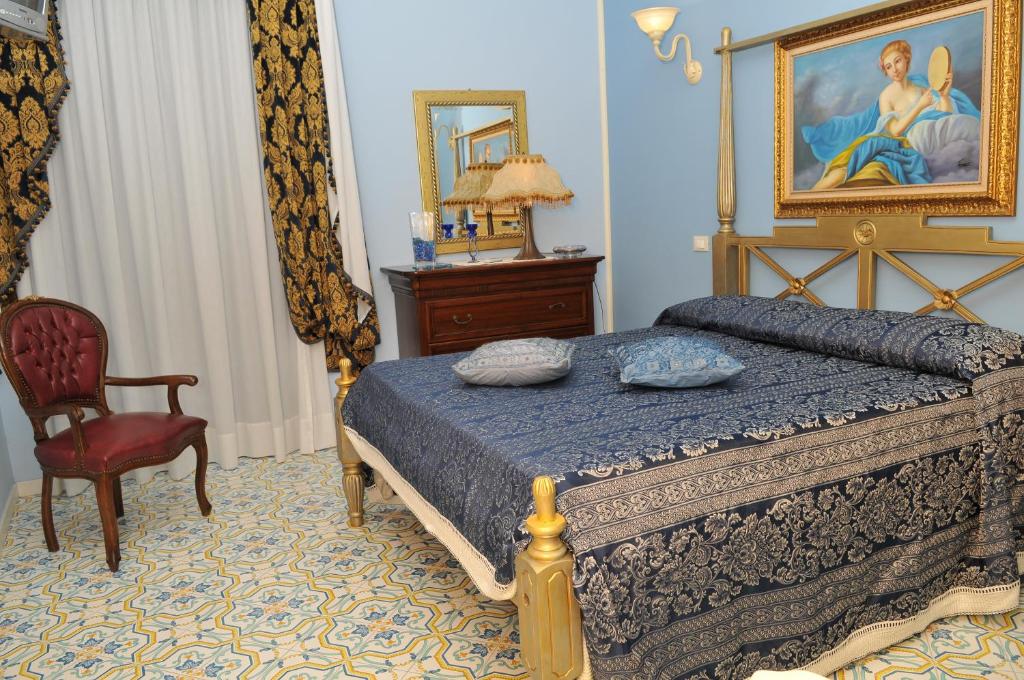 パオラにあるAlbergo Rosesのベッドルーム1室(ベッド1台、椅子付)