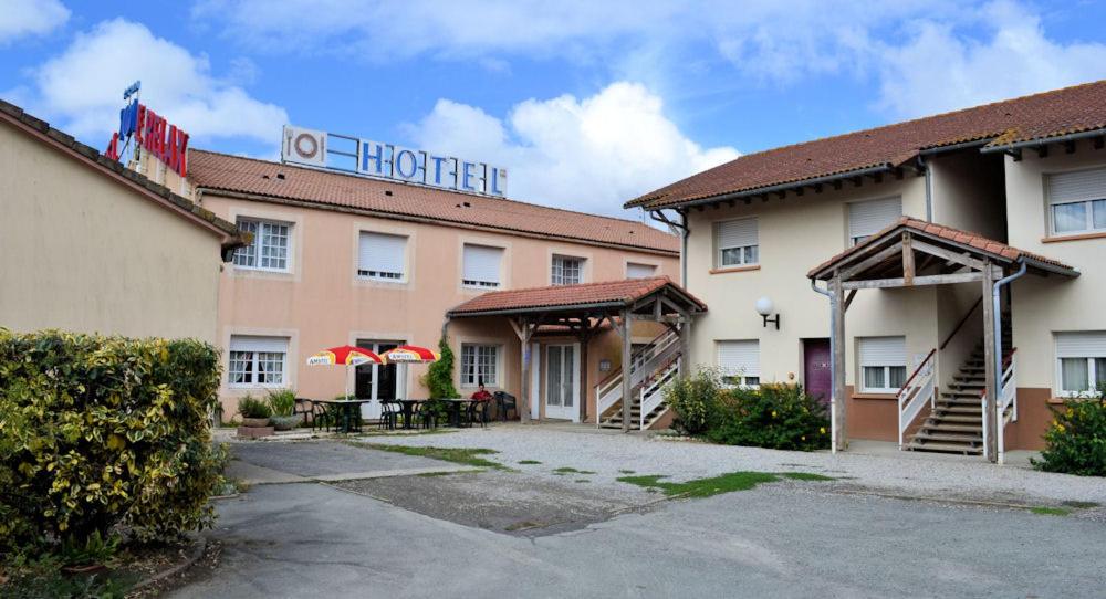 een hotel met een gebouw met een bord zonder hotel bij Le Relax in Montaigu-Vendée