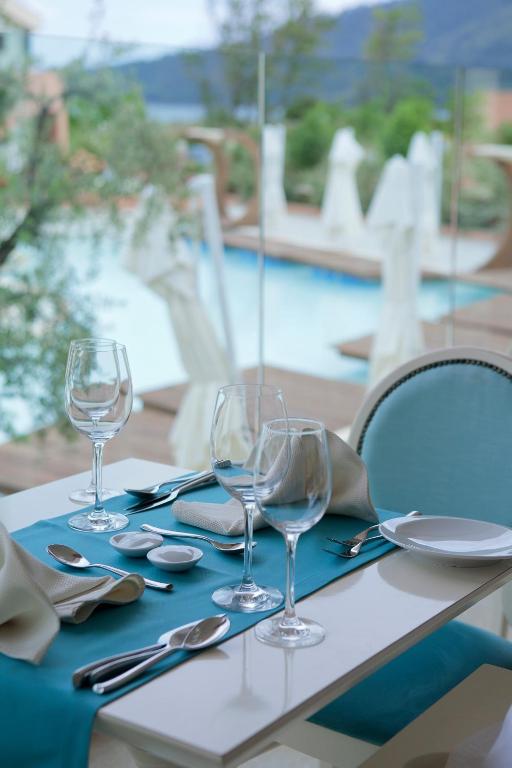 בריכת השחייה שנמצאת ב-Alexandra Golden Boutique Hotel-Adults Only או באזור