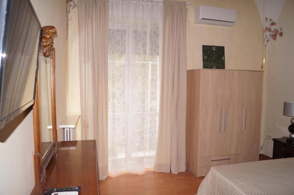 um quarto com uma grande janela com cortinas brancas em Al primo piano bed And breakfast em Foggia