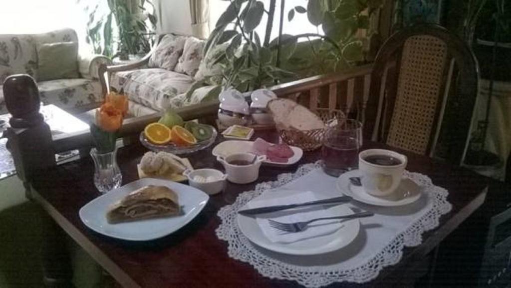 Makanan di atau berdekatan rumah tamu ini