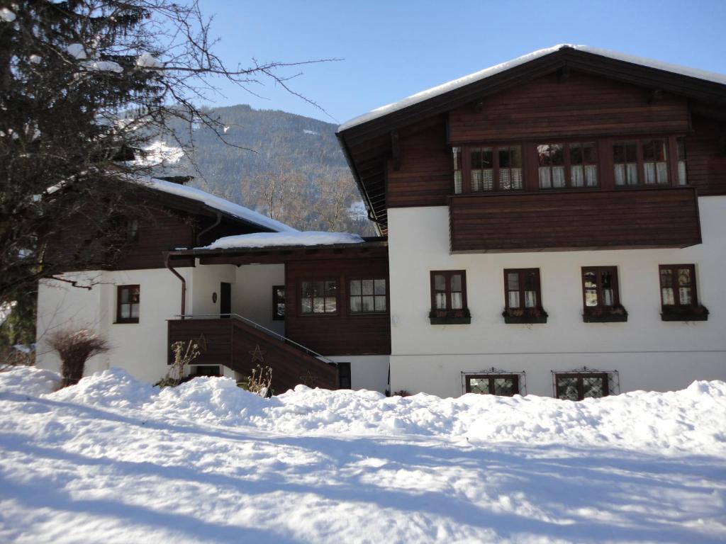 uma casa com neve em frente em Alte Schmiede em Bad Gastein