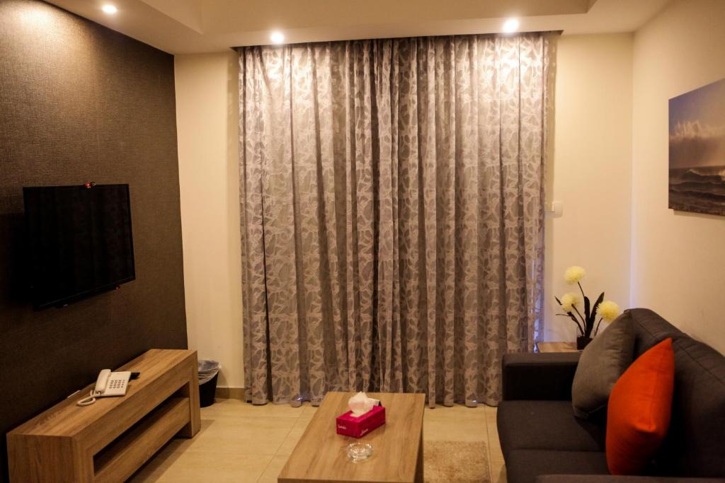 TV a/nebo společenská místnost v ubytování Almond Hotel Apartments