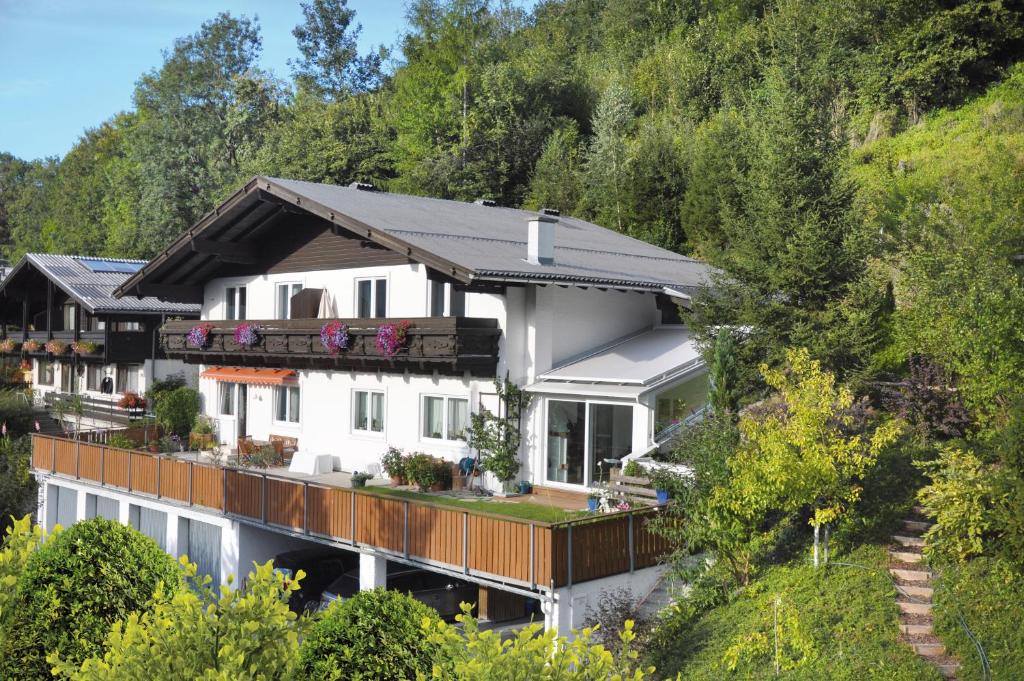 ein Haus auf einem Hügel mit Bäumen in der Unterkunft Apartment Zaglau in St. Johann im Pongau