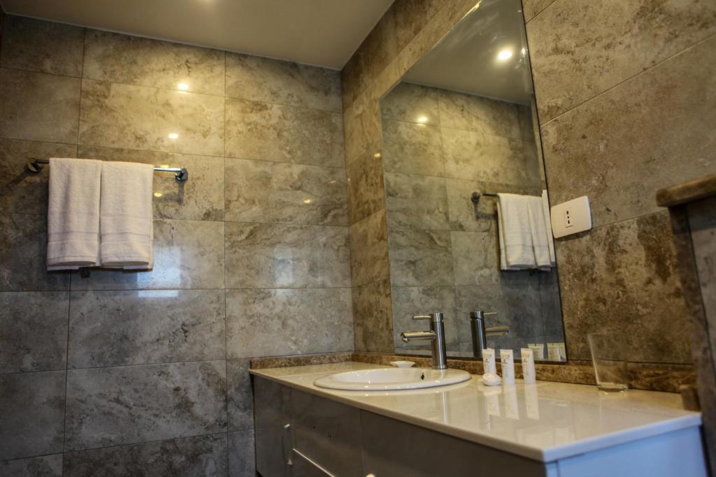 Almond Hotel Apartments - Deluxe Queen Studio