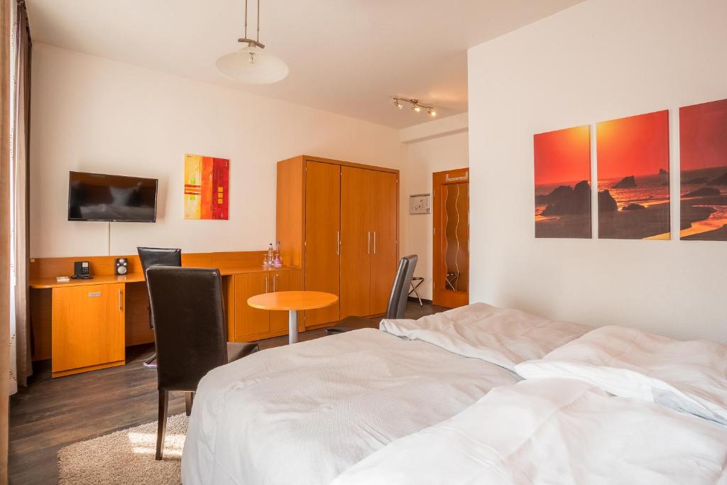 Postel nebo postele na pokoji v ubytování Hotel Bayrischer Hof