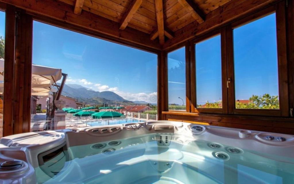 een hot tub in een huis met uitzicht op de bergen bij Hotel Ristorante Borgo La Tana in Maratea