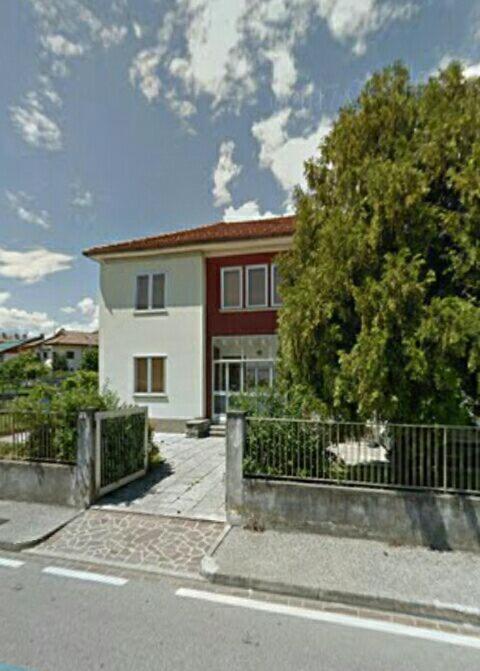 トルメッツォにあるRistoro 25 Aprileの通りの前に柵のある家