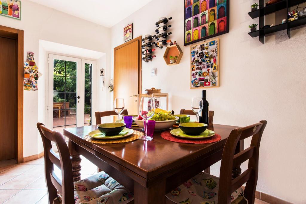 Frugo's House في بيزا: غرفة طعام مع طاولة وكراسي خشبية