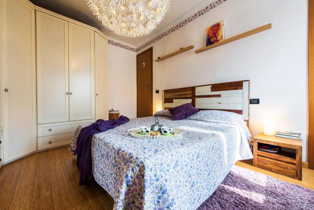 sypialnia z łóżkiem z umywalką w obiekcie Frugo's House w Pizie