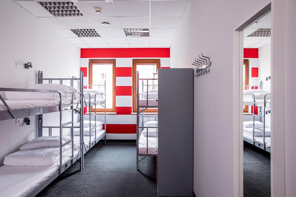 ワルシャワにあるInbed Hostelの複数の二段ベッドが備わる客室です。