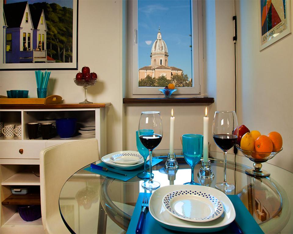 een glazen tafel met twee glazen wijn erop bij River View Apartment in Rome
