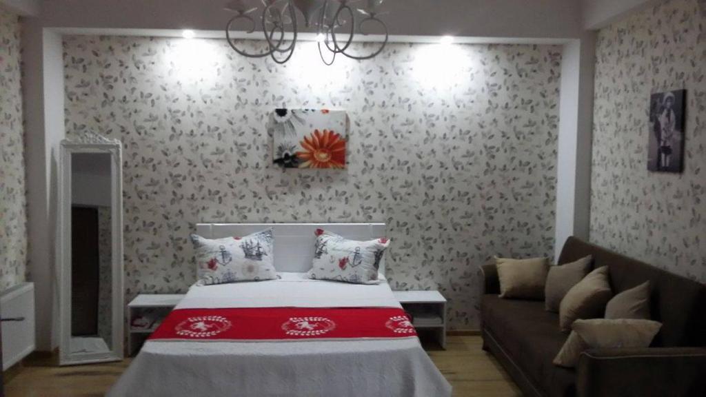 ein Schlafzimmer mit einem Bett und einem Sofa in der Unterkunft guesthouse 26 in Mzcheta