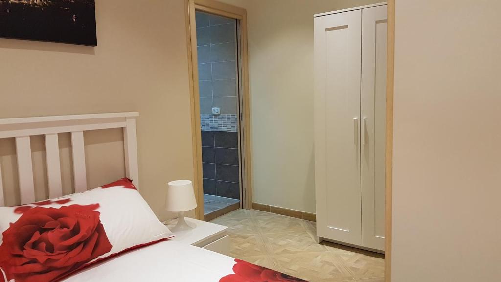 ナポリにあるIlemonyのベッドルーム1室(赤いバラのベッド1台付)