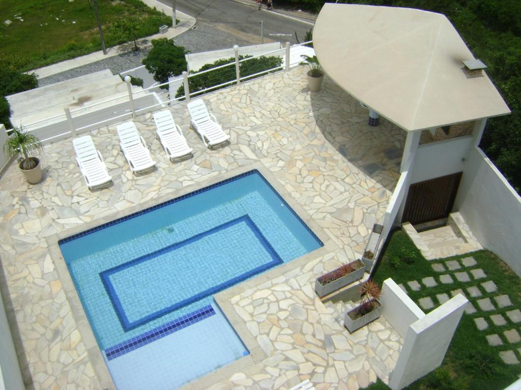 una vista aérea de una piscina en un patio en Pousada Passagem dos Papagaios, en Cabo Frío