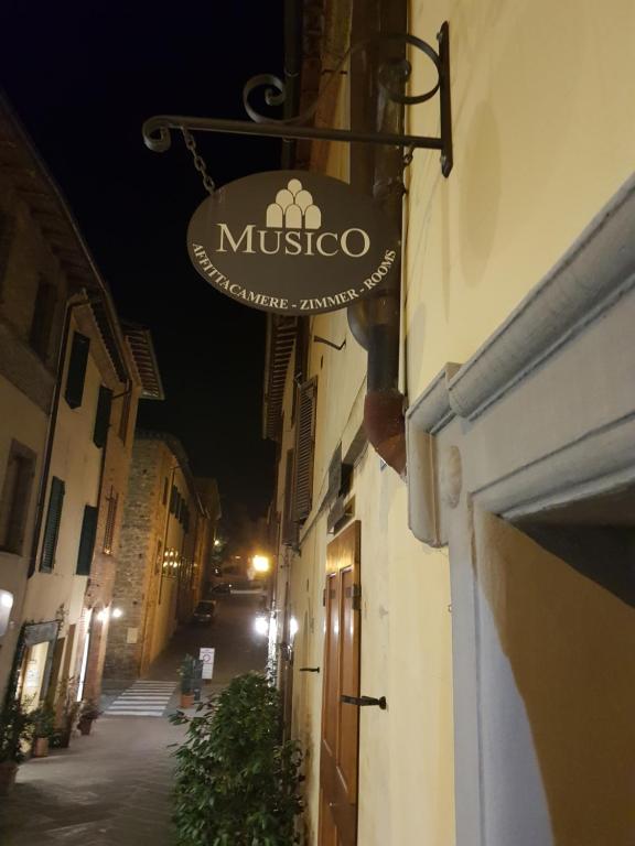 a sign that reads museo on the side of a building at B&B Del Musico in Montalcino