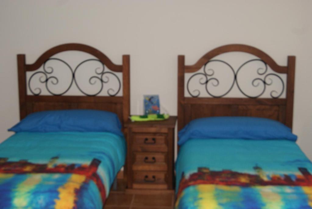 Tempat tidur dalam kamar di Apartamentos Hermanas Montolio
