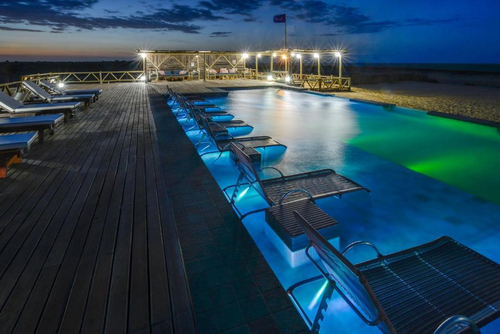 uma piscina num navio de cruzeiro à noite em BobZ Boutique Resort em Barra Grande