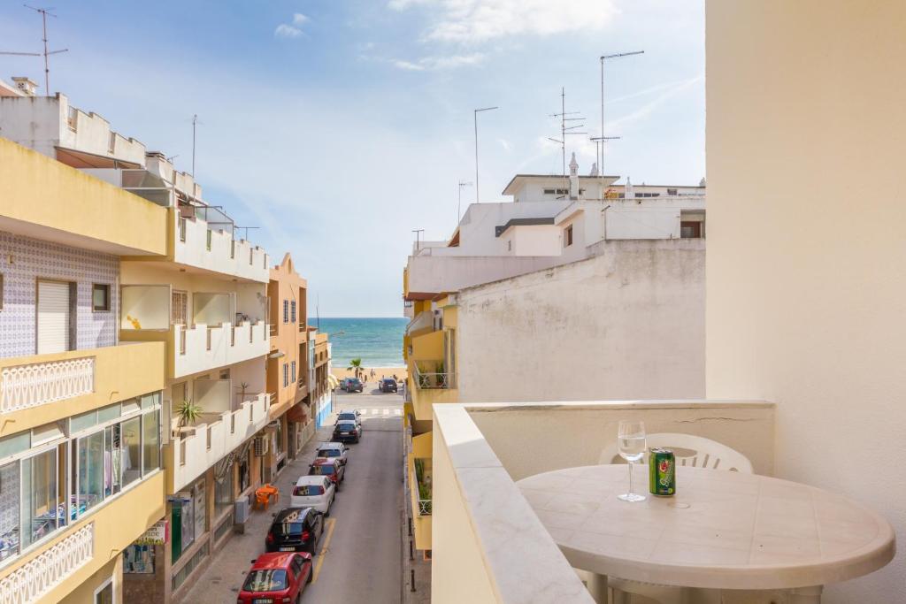 balcone con tavolo e vista sulla strada di Apartamentos Arcada a Quarteira