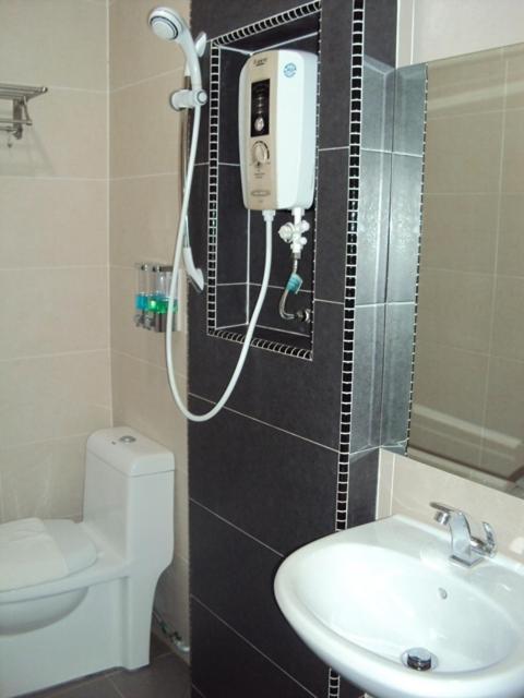 Koupelna v ubytování GM City Hotel