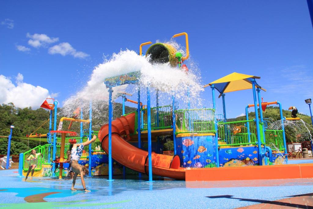 einen Wasserpark mit einer Wasserrutsche in der Unterkunft Ingenia Holidays Cairns Coconut in Cairns