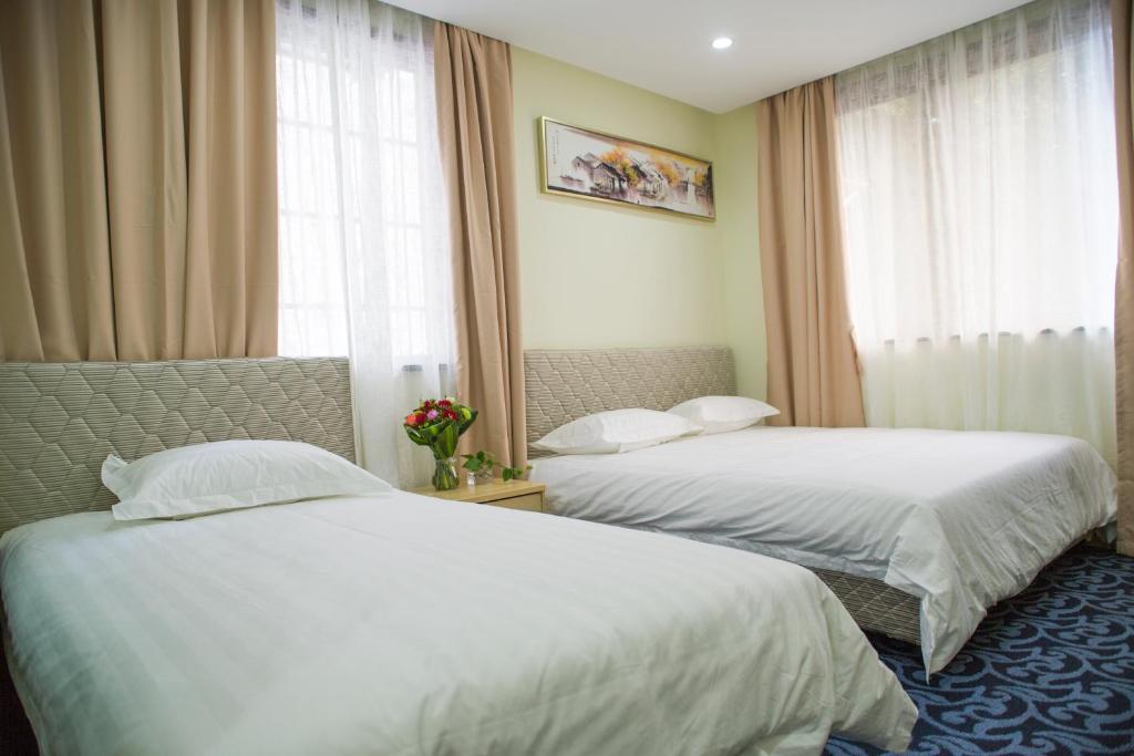 Tempat tidur dalam kamar di Hangzhou Memory Travel International Hotel-Edge Westlake