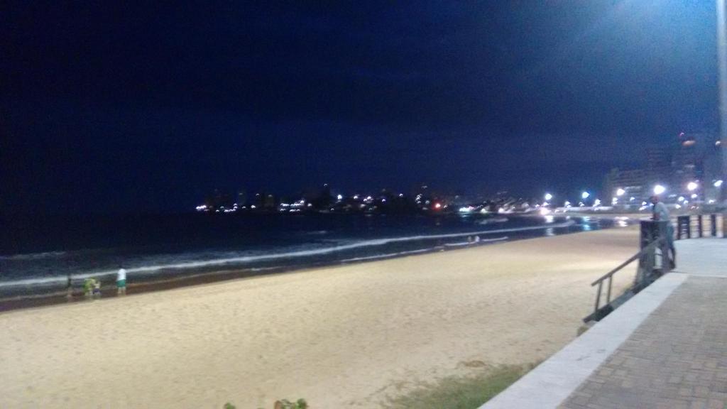 - Vistas a la playa por la noche con luces en Edificio Castel Gandolfo en Guarapari