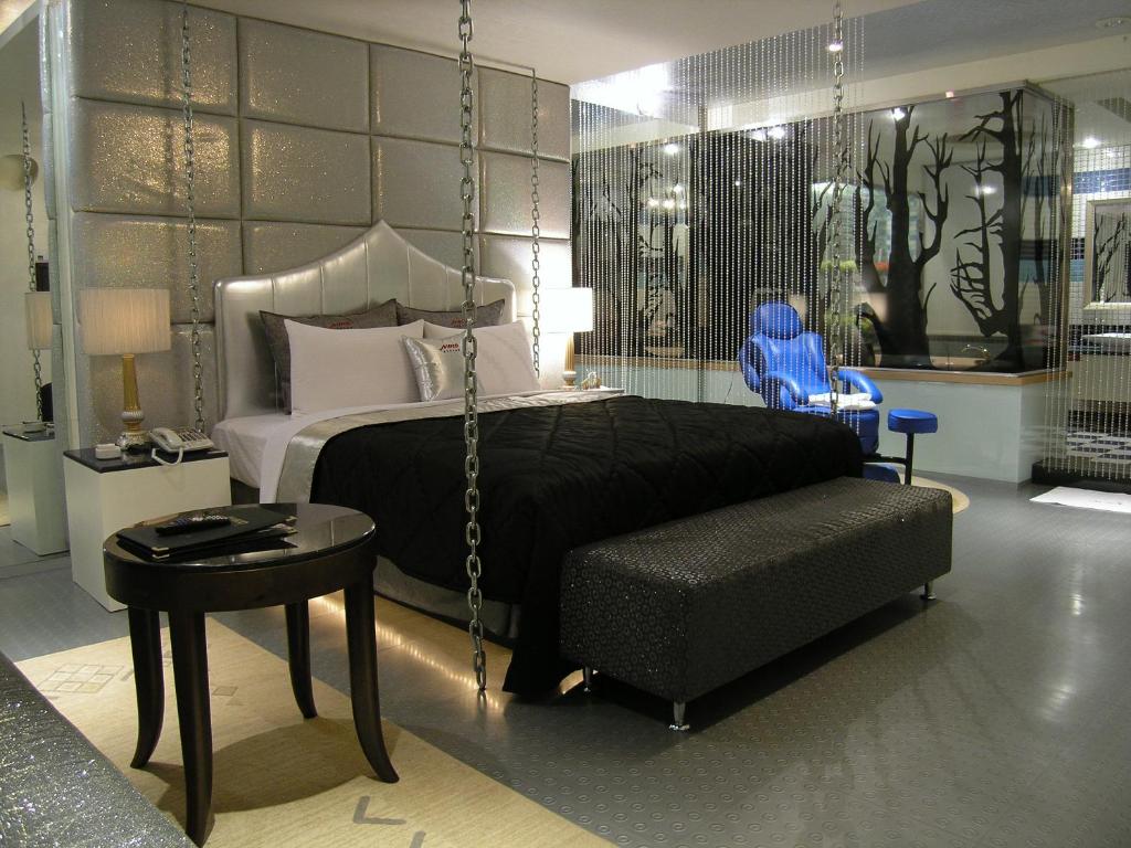 a bedroom with a swinging bed and a blue chair at Miho Boutique Motel in Zhonghe