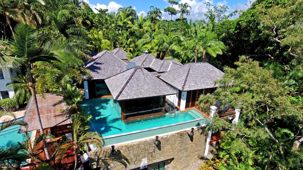 una vista aérea de una casa con piscina en 17 Wharf Street - Luxury Holiday Home, en Port Douglas