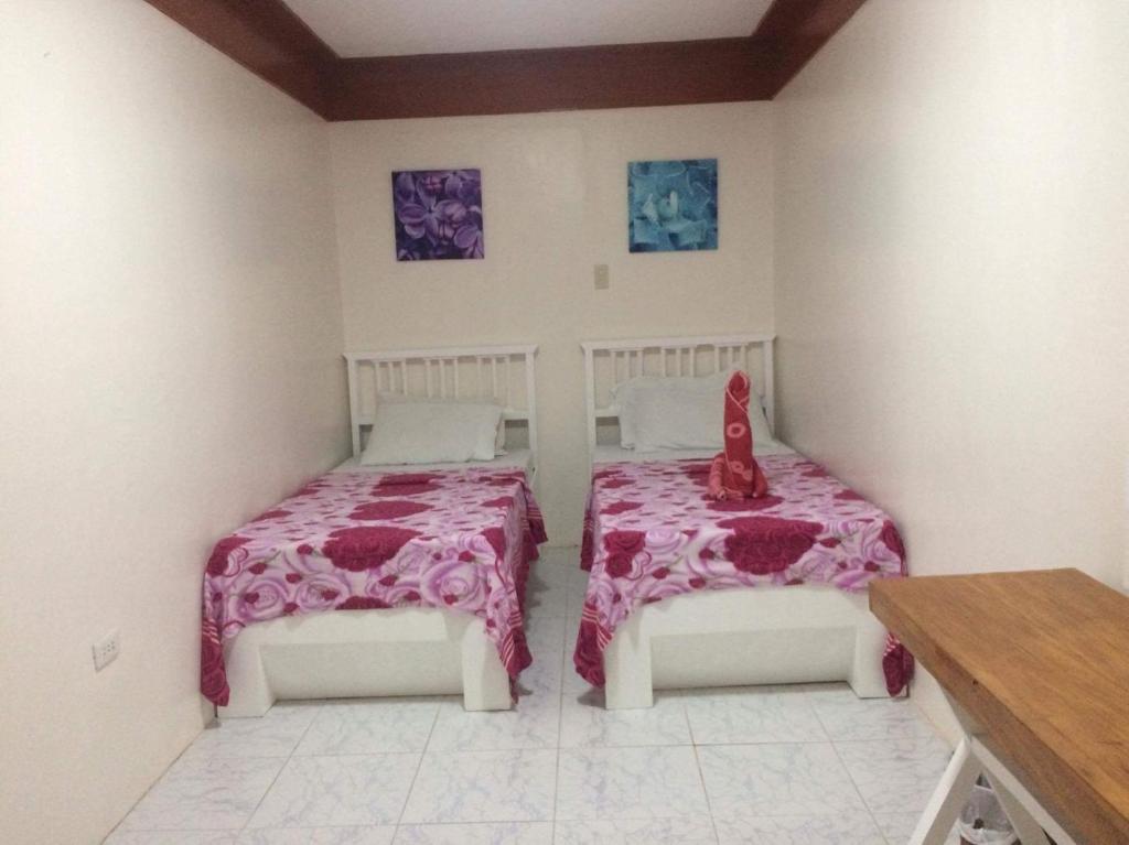 Postel nebo postele na pokoji v ubytování InnBox Bed & Bath