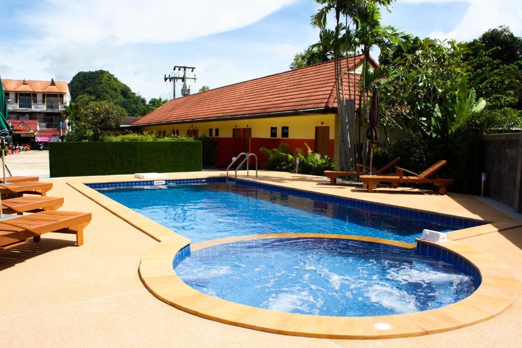 ein Schwimmbad in der Mitte eines Gartens in der Unterkunft Suksai Buri Resort in Ao Nang Beach