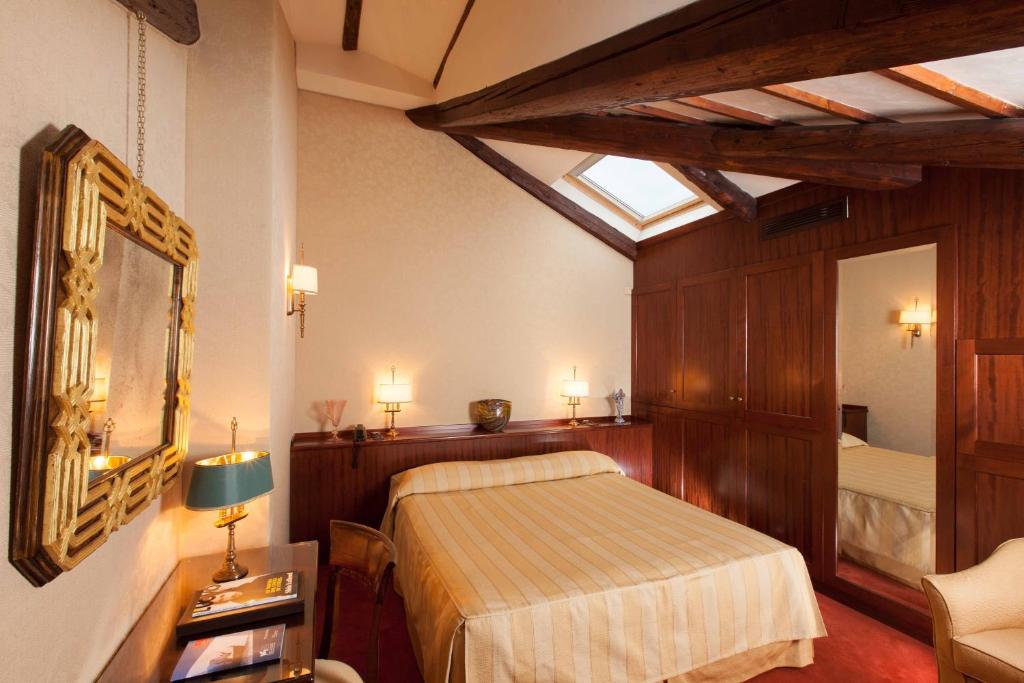 Postel nebo postele na pokoji v ubytování Hotel Palazzo Stern