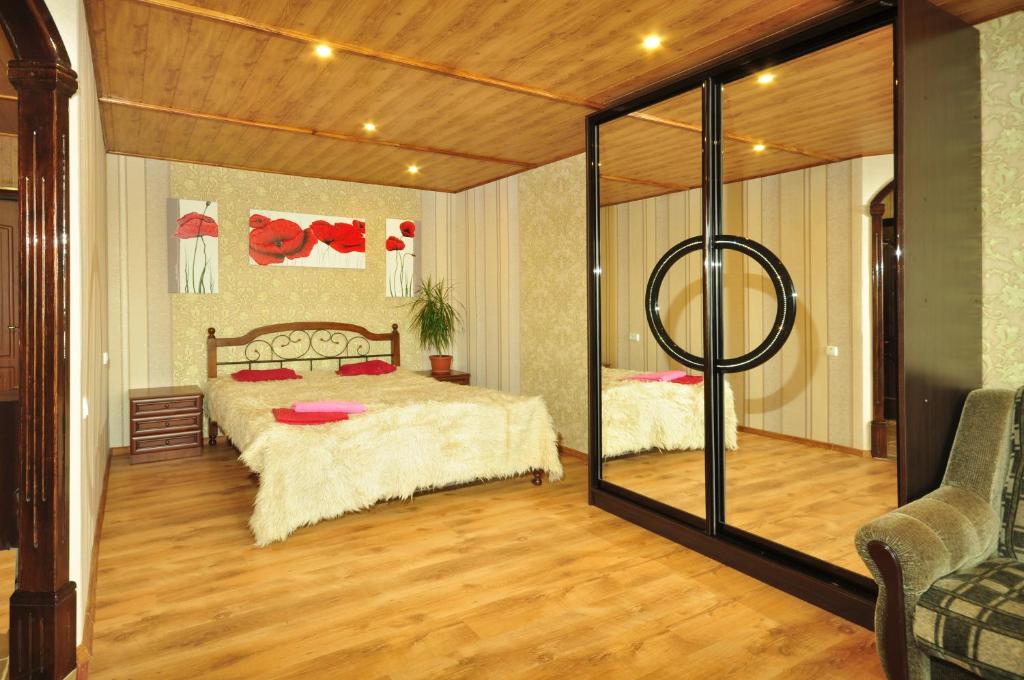 - une chambre avec un grand lit et un miroir dans l'établissement Gagarina avenue, à Kharkov