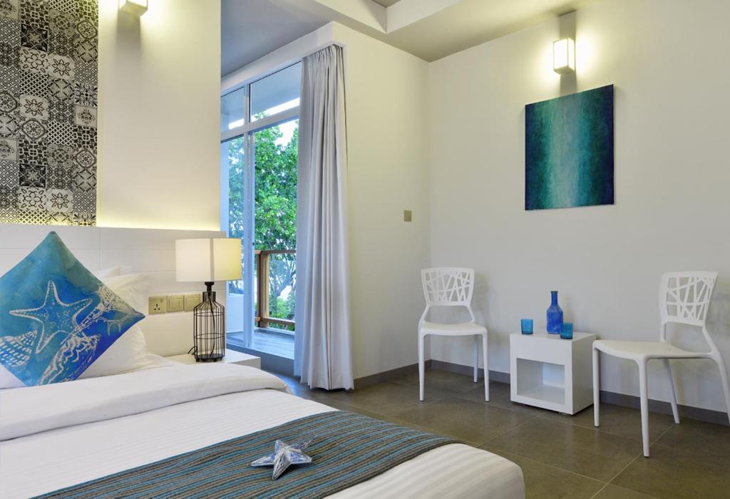 Postel nebo postele na pokoji v ubytování Velana Beach Hotel Maldives
