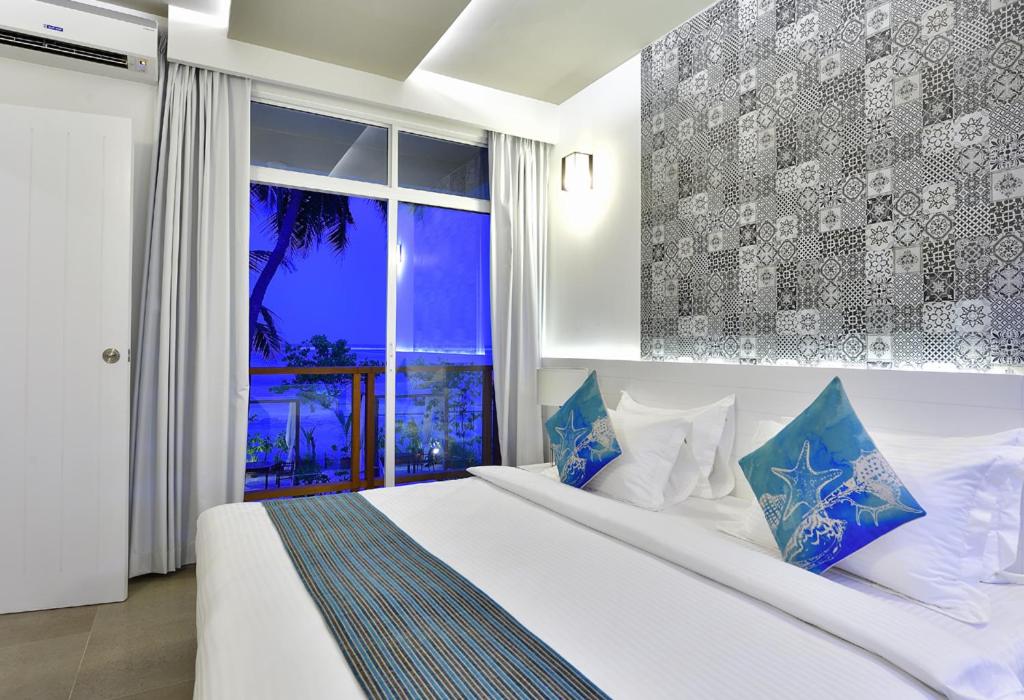 Postel nebo postele na pokoji v ubytování Velana Beach Hotel Maldives