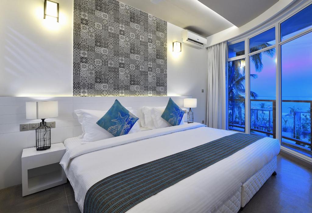 Postel nebo postele na pokoji v ubytování Velana Beach Hotel Maldives