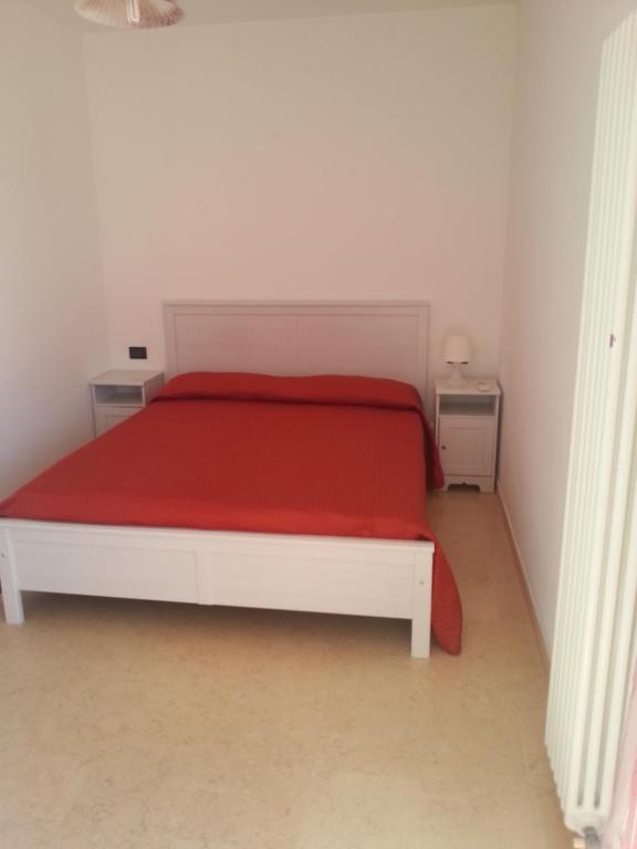 リミニにあるVista Mareのベッドルーム1室(赤いベッド1台、ナイトスタンド2台付)