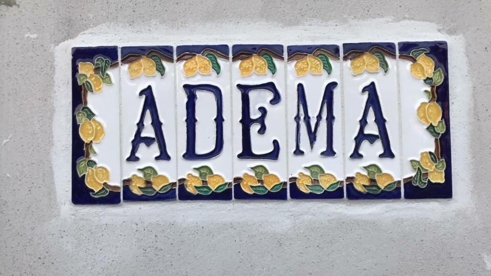 una señal en una pared con la palabra alma en ella en B&B Adema, en Agropoli