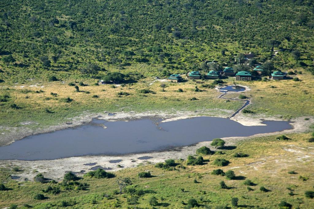 Vue aérienne de deux lacs dans un champ dans l'établissement Thobolo's Bush Lodge, à Kachikau