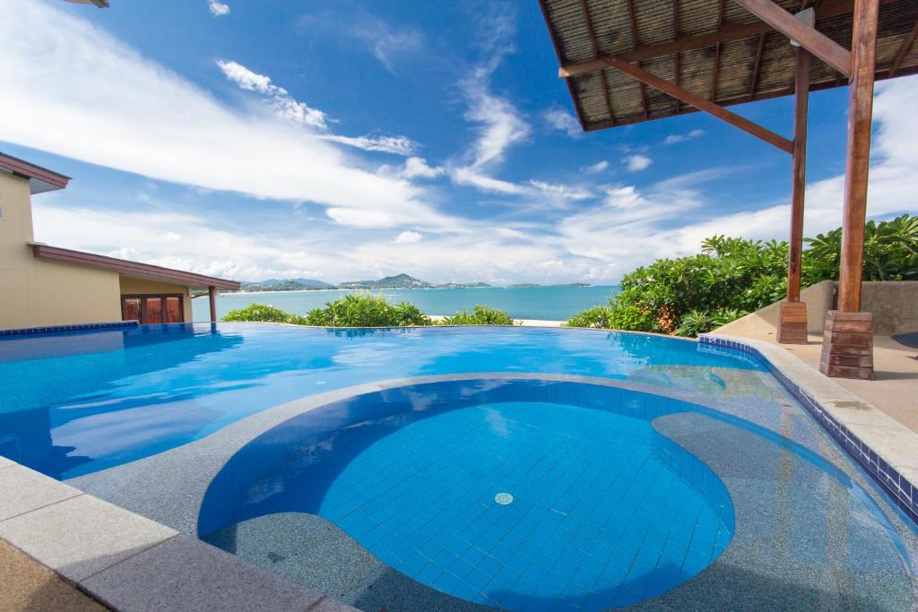 una imagen de una piscina en una villa en Boujis Boutique Resort, en Chaweng Noi Beach