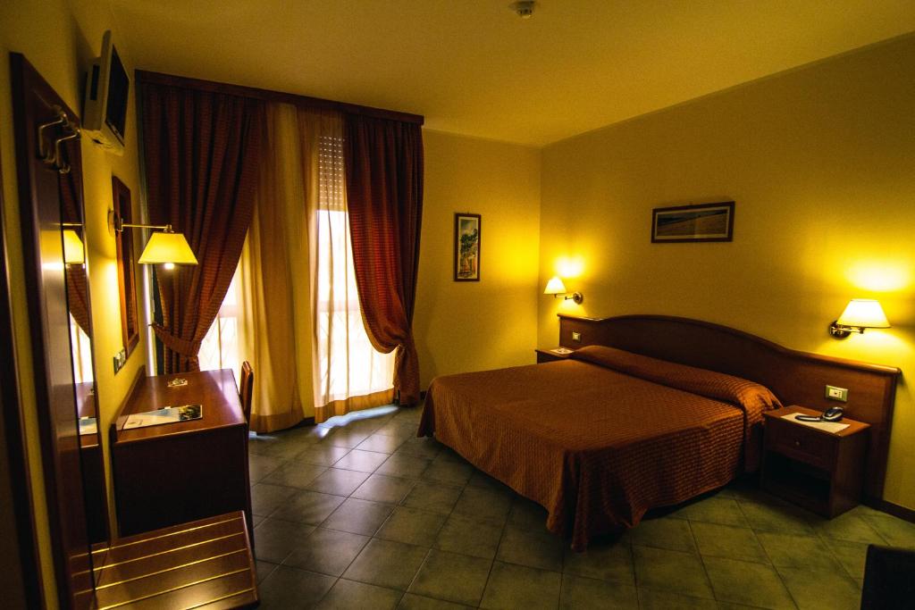 Postel nebo postele na pokoji v ubytování Hotel degli Amici