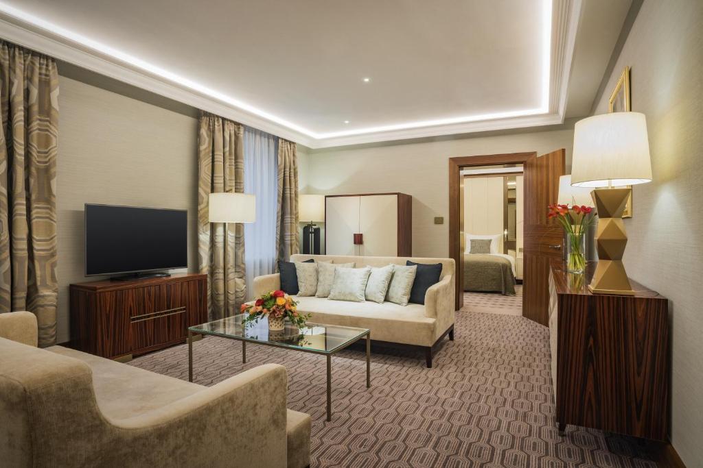 TV a/nebo společenská místnost v ubytování Grand Hotel Kempinski Riga