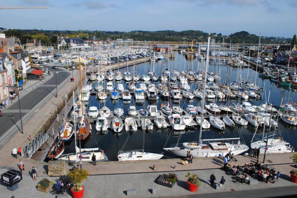 Un montón de barcos están atracados en un puerto deportivo. en Hôtel Le Goëlo - Port de Paimpol en Paimpol