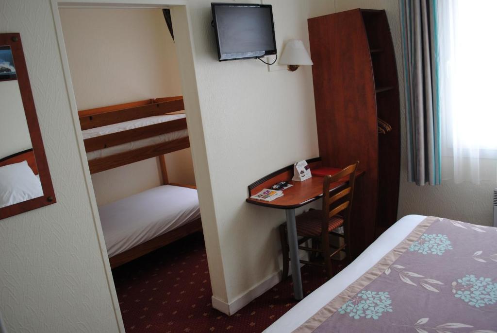 Postel nebo postele na pokoji v ubytování Hôtel Le Goëlo - Port de Paimpol