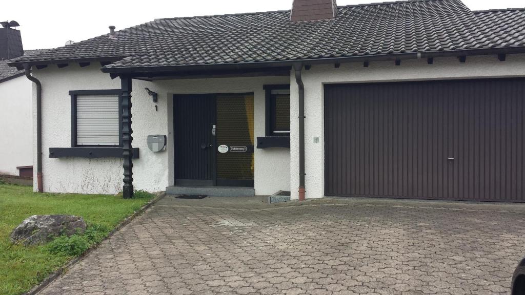 a house with a garage with a yellow door at Ferienhaus Charlotte in Neunkirchen