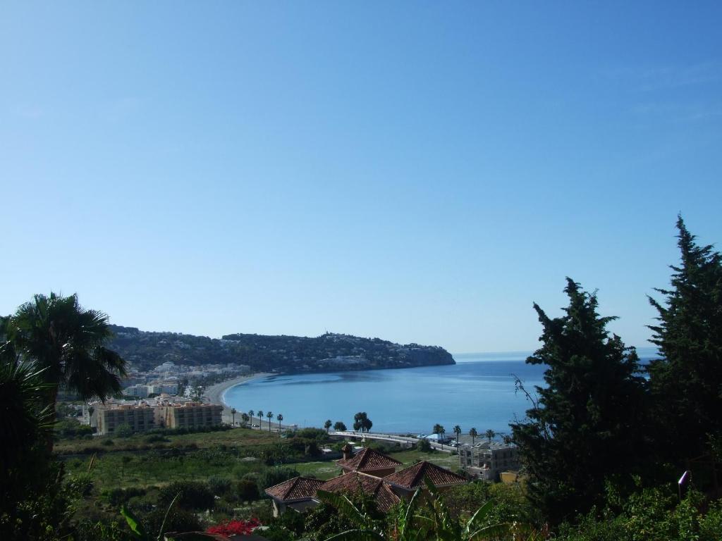 uma vista para o oceano a partir de uma colina em Valle y Mar, Casa de Huéspedes em La Herradura