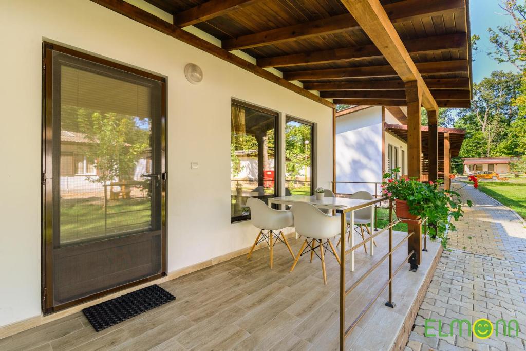 Balkón nebo terasa v ubytování Elmona Villas