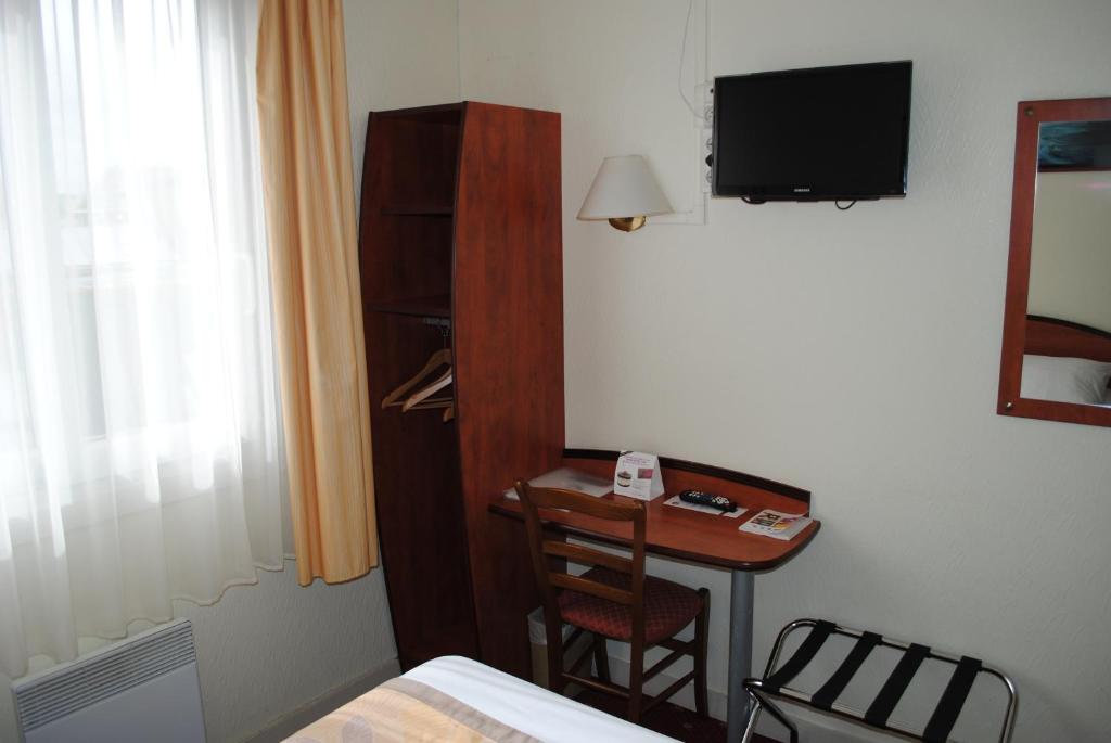 TV a/nebo společenská místnost v ubytování Hôtel Le Goëlo - Port de Paimpol