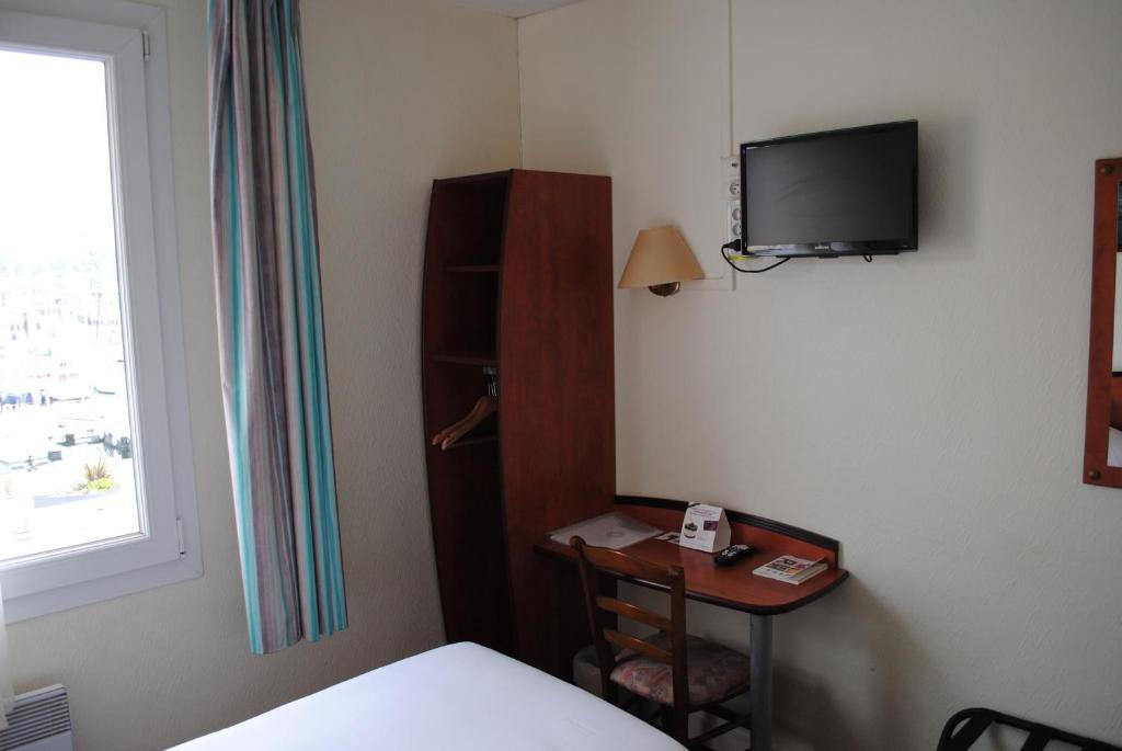 TV a/nebo společenská místnost v ubytování Hôtel Le Goëlo - Port de Paimpol