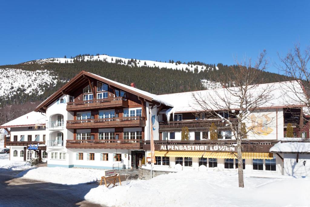 Nespecifikovaný výhled na hory nebo výhled na hory při pohledu z hotelu